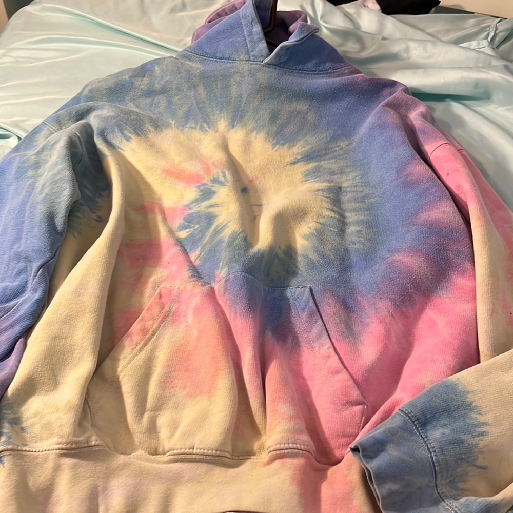 tie-dye sweatshirt